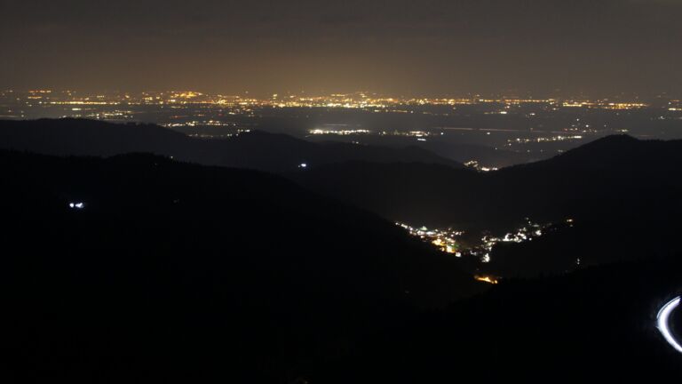 Dieses Bild zeigt eine Webcam-Aufnahme vom Achertal, aufgenommen am Mittwoch, den 18.03.2026 um 21:00 Uhr. Die Temperatur betrug 3.7°C.