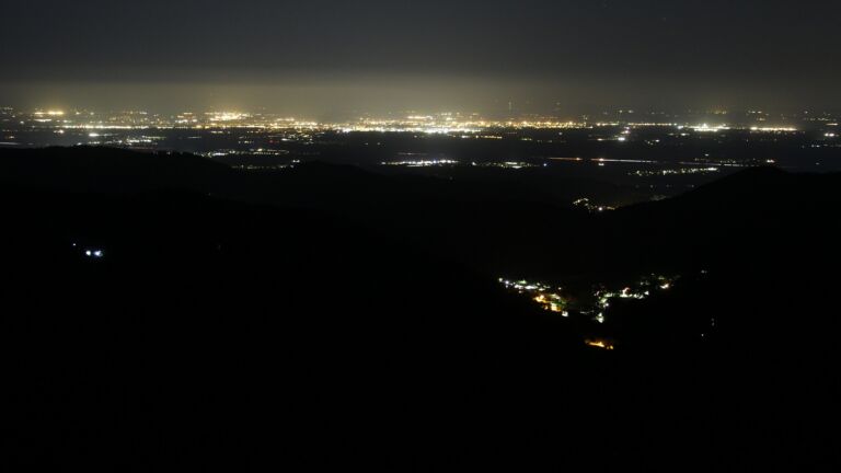 Dieses Bild zeigt eine Webcam-Aufnahme vom Achertal, aufgenommen am Donnerstag, den 23.04.2026 um 03:00 Uhr. Die Temperatur betrug 4.4°C.