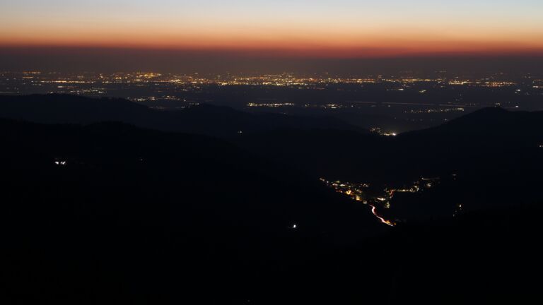 Dieses Bild zeigt eine Webcam-Aufnahme vom Achertal, aufgenommen am Donnerstag, den 19.03.2026 um 19:40 Uhr. Die Temperatur betrug 4.9°C.