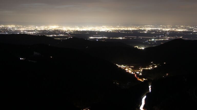 Dieses Bild zeigt eine Webcam-Aufnahme vom Achertal, aufgenommen am Donnerstag, den 15.01.2026 um 18:30 Uhr. Die Temperatur betrug 6.1°C.