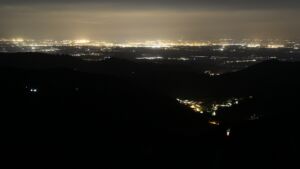 Dieses Bild zeigt eine Webcam-Aufnahme vom Achertal, aufgenommen am Montag, den 20.04.2026 um 22:30 Uhr. Die Temperatur betrug 3.8°C.