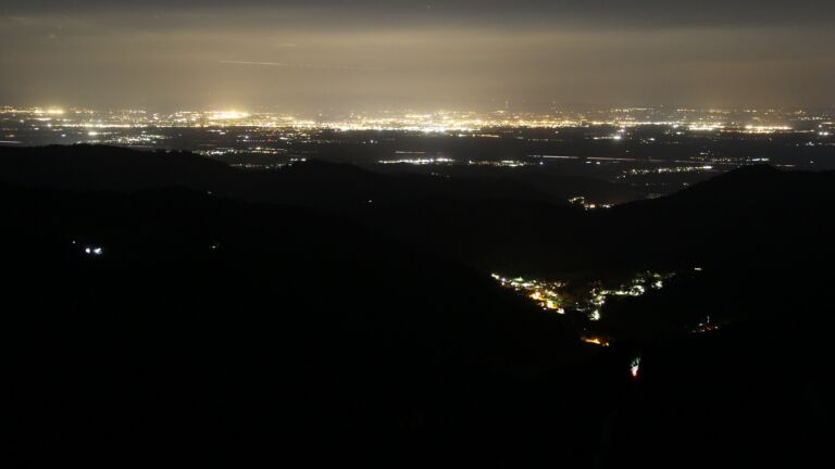 Dieses Bild zeigt eine Webcam-Aufnahme vom Achertal, aufgenommen am Montag, den 20.04.2026 um 22:30 Uhr. Die Temperatur betrug 3.8°C.