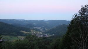 Dieses Bild zeigt eine Webcam-Aufnahme vom Achertal, aufgenommen am Montag, den 15.06.2026 um 05:10 Uhr. Die Temperatur betrug 10.2°C.