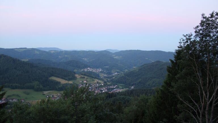 Dieses Bild zeigt eine Webcam-Aufnahme vom Achertal, aufgenommen am Montag, den 15.06.2026 um 05:10 Uhr. Die Temperatur betrug 10.2°C.