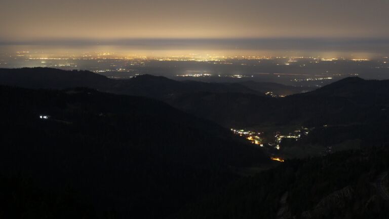 Dieses Bild zeigt eine Webcam-Aufnahme vom Achertal, aufgenommen am Samstag, den 07.03.2026 um 01:30 Uhr. Die Temperatur betrug 9.9°C.