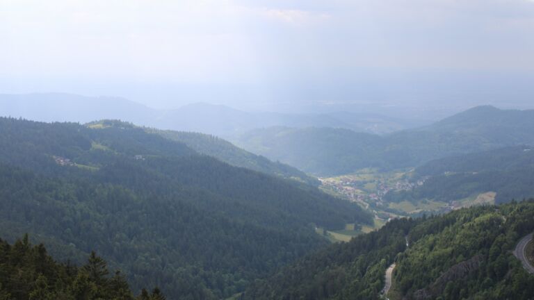 Dieses Bild zeigt eine Webcam-Aufnahme vom Achertal, aufgenommen am Donnerstag, den 22.05.2025 um 16:40 Uhr. Die Temperatur betrug 9°C.