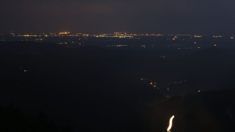 Dieses Bild zeigt eine Webcam-Aufnahme vom Achertal, aufgenommen am Montag, den 14.07.2025 um 04:40 Uhr. Die Temperatur betrug 15.3°C.