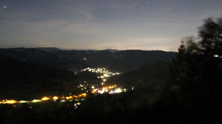 Dieses Bild zeigt eine Webcam-Aufnahme vom Achertal, aufgenommen am Samstag, den 03.10.2026 um 00:30 Uhr. Die Temperatur betrug 14.2°C.
