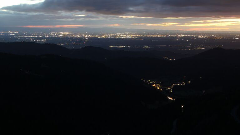 Dieses Bild zeigt eine Webcam-Aufnahme vom Achertal, aufgenommen am Freitag, den 12.09.2025 um 20:30 Uhr. Die Temperatur betrug 10.5°C.