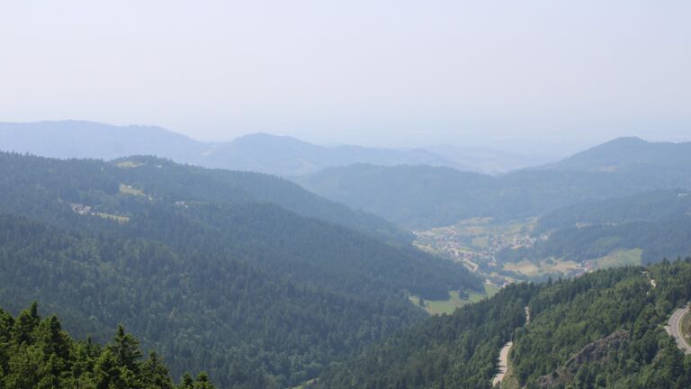 Dieses Bild zeigt eine Webcam-Aufnahme vom Achertal, aufgenommen am Freitag, den 13.06.2025 um 14:50 Uhr. Die Temperatur betrug 27.9°C.