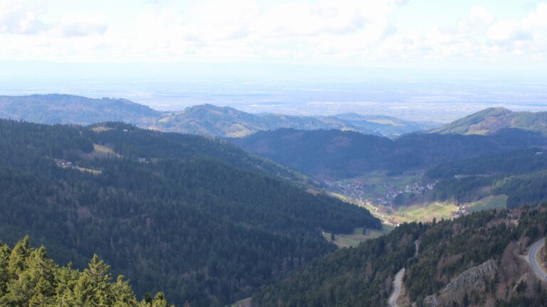 Dieses Bild zeigt eine Webcam-Aufnahme vom Achertal, aufgenommen am Sonntag, den 01.03.2026 um 13:10 Uhr. Die Temperatur betrug 7.6°C.