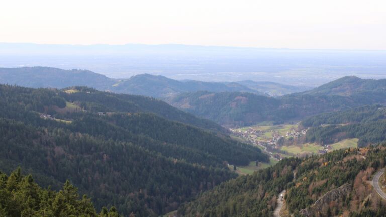 Dieses Bild zeigt eine Webcam-Aufnahme vom Achertal, aufgenommen am Donnerstag, den 13.11.2025 um 14:40 Uhr. Die Temperatur betrug 15.5°C.