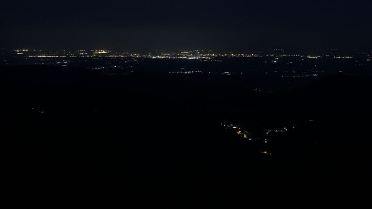 Dieses Bild zeigt eine Webcam-Aufnahme vom Achertal, aufgenommen am Freitag, den 20.06.2025 um 03:50 Uhr. Die Temperatur betrug 13.6°C.