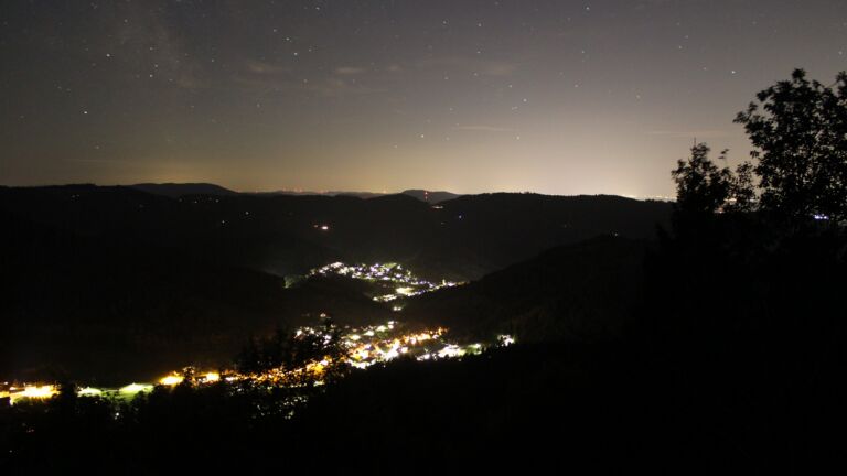 Dieses Bild zeigt eine Webcam-Aufnahme vom Achertal, aufgenommen am Montag, den 07.09.2026 um 22:00 Uhr. Die Temperatur betrug 24°C.