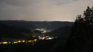 Dieses Bild zeigt eine Webcam-Aufnahme vom Achertal, aufgenommen am Dienstag, den 04.08.2026 um 01:00 Uhr. Die Temperatur betrug 27.7°C.