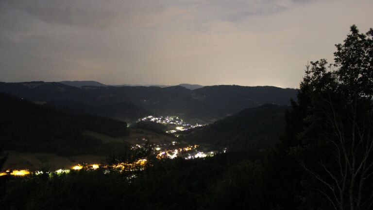 Dieses Bild zeigt eine Webcam-Aufnahme vom Achertal, aufgenommen am Dienstag, den 04.08.2026 um 01:00 Uhr. Die Temperatur betrug 27.7°C.