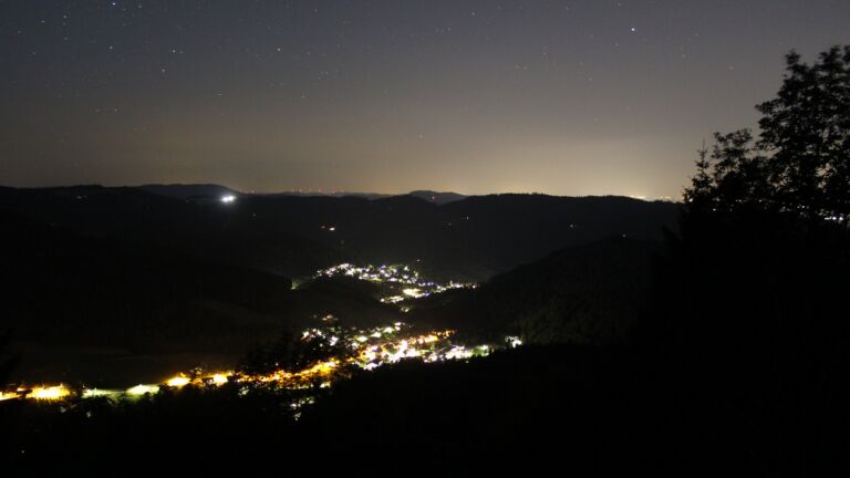 Dieses Bild zeigt eine Webcam-Aufnahme vom Achertal, aufgenommen am Samstag, den 04.07.2026 um 23:50 Uhr. Die Temperatur betrug 19.2°C.