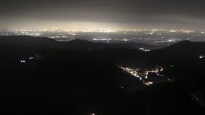 Dieses Bild zeigt eine Webcam-Aufnahme vom Achertal, aufgenommen am Freitag, den 28.11.2025 um 19:30 Uhr. Die Temperatur betrug 3.4°C.