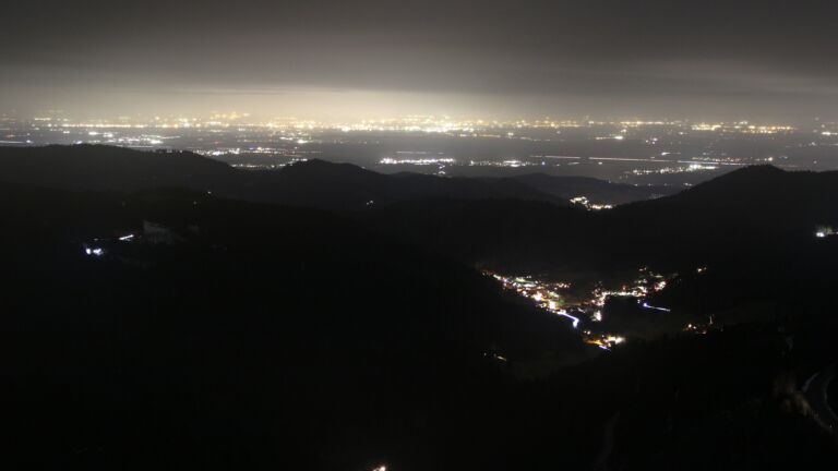 Dieses Bild zeigt eine Webcam-Aufnahme vom Achertal, aufgenommen am Freitag, den 28.11.2025 um 19:30 Uhr. Die Temperatur betrug 3.4°C.