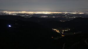 Dieses Bild zeigt eine Webcam-Aufnahme vom Achertal, aufgenommen am Dienstag, den 09.12.2025 um 01:00 Uhr. Die Temperatur betrug 9°C.