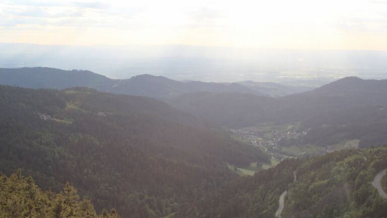 Dieses Bild zeigt eine Webcam-Aufnahme vom Achertal, aufgenommen am Freitag, den 16.05.2025 um 19:20 Uhr. Die Temperatur betrug 10.9°C.