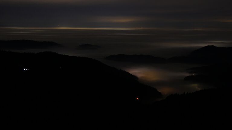 Dieses Bild zeigt eine Webcam-Aufnahme vom Achertal, aufgenommen am Montag, den 22.12.2025 um 03:00 Uhr. Die Temperatur betrug 8.4°C.