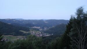 Dieses Bild zeigt eine Webcam-Aufnahme vom Achertal, aufgenommen am Sonntag, den 12.07.2026 um 05:10 Uhr. Die Temperatur betrug 18.8°C.