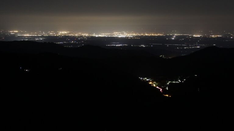Dieses Bild zeigt eine Webcam-Aufnahme vom Achertal, aufgenommen am Freitag, den 20.06.2025 um 01:00 Uhr. Die Temperatur betrug 15.5°C.
