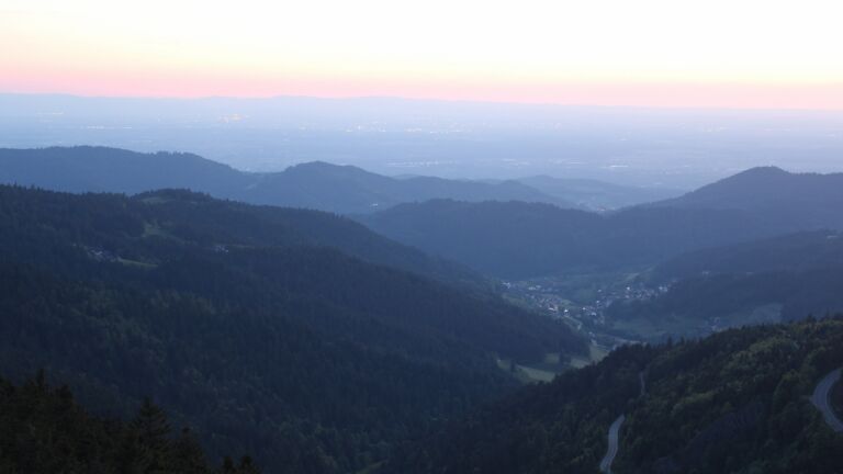 Dieses Bild zeigt eine Webcam-Aufnahme vom Achertal, aufgenommen am Mittwoch, den 14.05.2025 um 21:30 Uhr. Die Temperatur betrug 14°C.