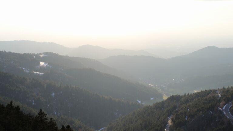 Dieses Bild zeigt eine Webcam-Aufnahme vom Achertal, aufgenommen am Freitag, den 03.04.2026 um 19:20 Uhr. Die Temperatur betrug 5.7°C.