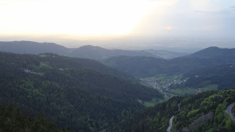 Dieses Bild zeigt eine Webcam-Aufnahme vom Achertal, aufgenommen am Samstag, den 03.05.2025 um 19:40 Uhr. Die Temperatur betrug 15.6°C.