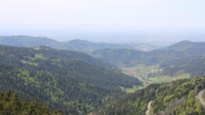 Dieses Bild zeigt eine Webcam-Aufnahme vom Achertal, aufgenommen am Dienstag, den 28.04.2026 um 13:40 Uhr. Die Temperatur betrug 14.2°C.