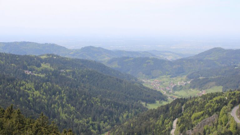 Dieses Bild zeigt eine Webcam-Aufnahme vom Achertal, aufgenommen am Dienstag, den 28.04.2026 um 13:40 Uhr. Die Temperatur betrug 14.2°C.