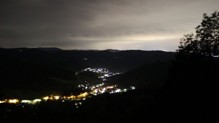 Dieses Bild zeigt eine Webcam-Aufnahme vom Achertal, aufgenommen am Donnerstag, den 11.06.2026 um 23:30 Uhr. Die Temperatur betrug 10.2°C.