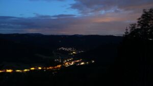 Dieses Bild zeigt eine Webcam-Aufnahme vom Achertal, aufgenommen am Mittwoch, den 10.06.2026 um 22:40 Uhr. Die Temperatur betrug 8.8°C.