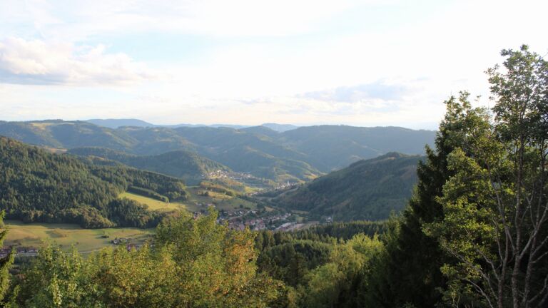Dieses Bild zeigt eine Webcam-Aufnahme vom Achertal, aufgenommen am Freitag, den 28.08.2026 um 19:20 Uhr. Die Temperatur betrug 19.8°C.