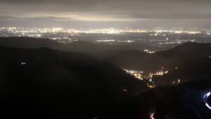 Dieses Bild zeigt eine Webcam-Aufnahme vom Achertal, aufgenommen am Freitag, den 19.12.2025 um 18:30 Uhr. Die Temperatur betrug 6.3°C.