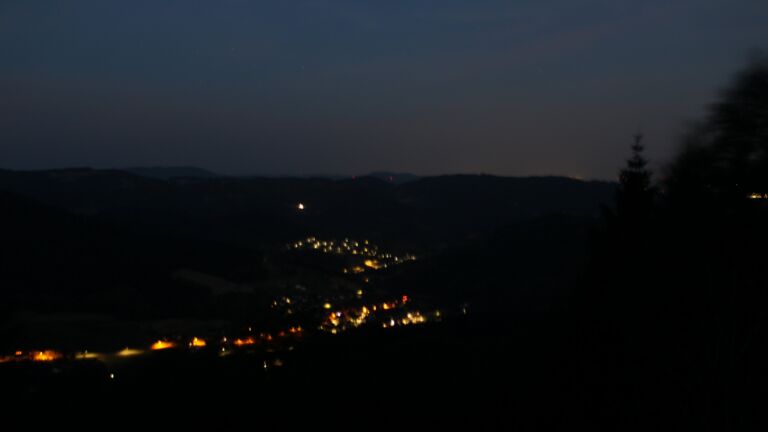 Dieses Bild zeigt eine Webcam-Aufnahme vom Achertal, aufgenommen am Freitag, den 26.06.2026 um 04:10 Uhr. Die Temperatur betrug 27.2°C.