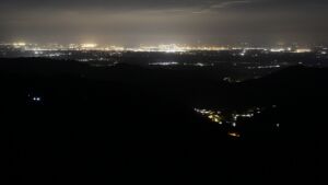 Dieses Bild zeigt eine Webcam-Aufnahme vom Achertal, aufgenommen am Dienstag, den 21.04.2026 um 00:30 Uhr. Die Temperatur betrug 3.1°C.