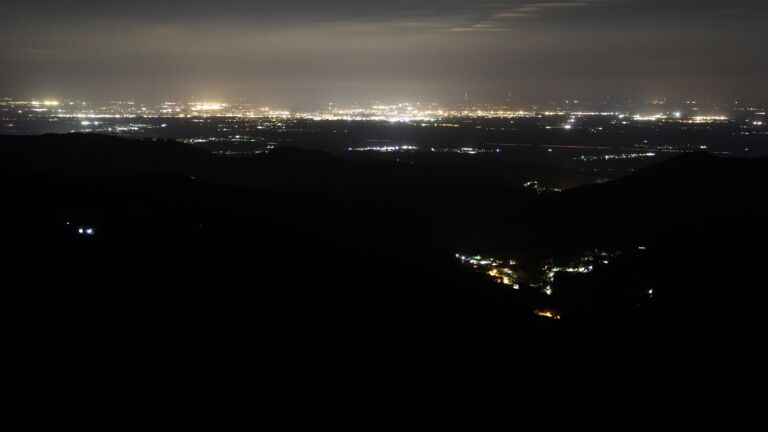 Dieses Bild zeigt eine Webcam-Aufnahme vom Achertal, aufgenommen am Dienstag, den 21.04.2026 um 00:30 Uhr. Die Temperatur betrug 3.1°C.