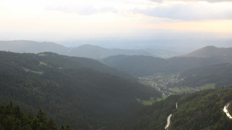 Dieses Bild zeigt eine Webcam-Aufnahme vom Achertal, aufgenommen am Sonntag, den 08.06.2025 um 19:50 Uhr. Die Temperatur betrug 7.8°C.