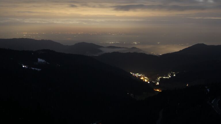 Dieses Bild zeigt eine Webcam-Aufnahme vom Achertal, aufgenommen am Sonntag, den 01.02.2026 um 06:40 Uhr. Die Temperatur betrug 2.2°C.