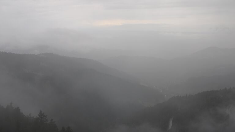 Dieses Bild zeigt eine Webcam-Aufnahme vom Achertal, aufgenommen am Freitag, den 01.08.2025 um 08:10 Uhr. Die Temperatur betrug 9.7°C.