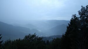 Dieses Bild zeigt eine Webcam-Aufnahme vom Achertal, aufgenommen am Freitag, den 17.07.2026 um 21:30 Uhr. Die Temperatur betrug 15.6°C.