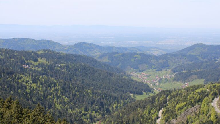 Dieses Bild zeigt eine Webcam-Aufnahme vom Achertal, aufgenommen am Montag, den 27.04.2026 um 13:00 Uhr. Die Temperatur betrug 15.6°C.