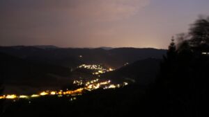 Dieses Bild zeigt eine Webcam-Aufnahme vom Achertal, aufgenommen am Montag, den 03.08.2026 um 22:20 Uhr. Die Temperatur betrug 28.8°C.