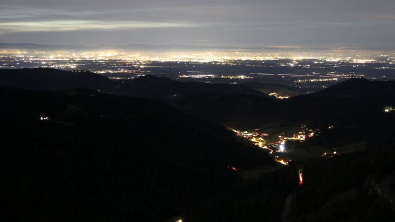 Dieses Bild zeigt eine Webcam-Aufnahme vom Achertal, aufgenommen am Samstag, den 29.11.2025 um 18:00 Uhr. Die Temperatur betrug 6.2°C.