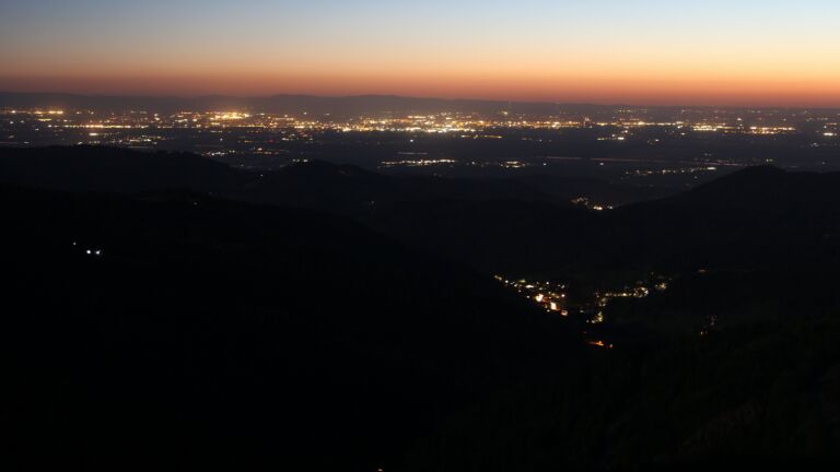 Dieses Bild zeigt eine Webcam-Aufnahme vom Achertal, aufgenommen am Donnerstag, den 30.04.2026 um 21:50 Uhr. Die Temperatur betrug 7.2°C.