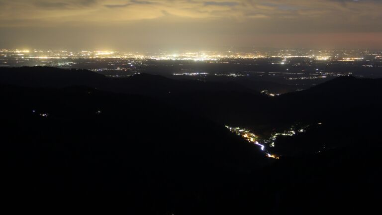 Dieses Bild zeigt eine Webcam-Aufnahme vom Achertal, aufgenommen am Freitag, den 16.05.2025 um 22:40 Uhr. Die Temperatur betrug 8.8°C.