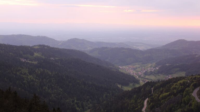 Dieses Bild zeigt eine Webcam-Aufnahme vom Achertal, aufgenommen am Montag, den 05.05.2025 um 20:50 Uhr. Die Temperatur betrug 4.8°C.